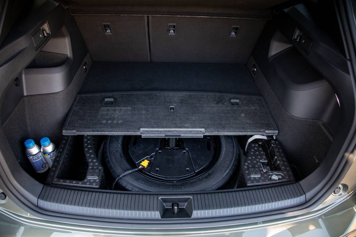 volkswagen tiguan sel r line turbo 2026 37 interior cargo jpg