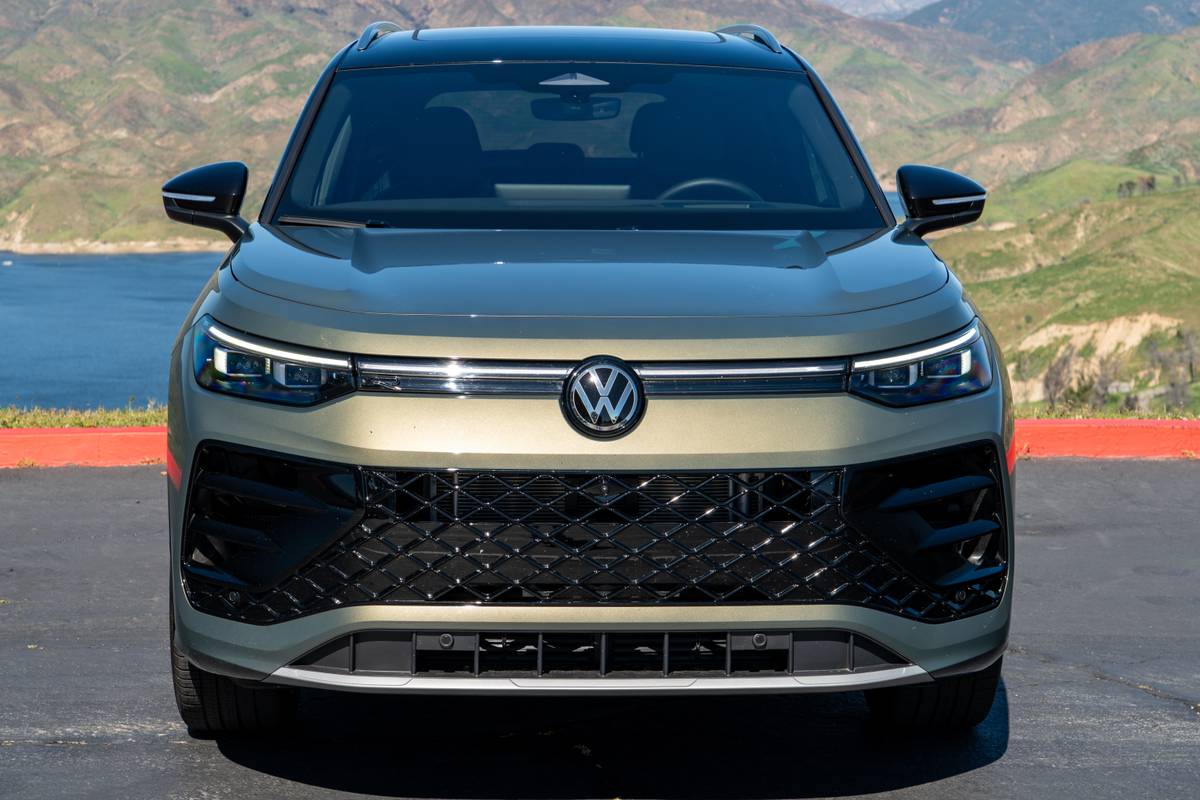 volkswagen tiguan sel r line turbo awd 2026 02 exterior front grille jpg