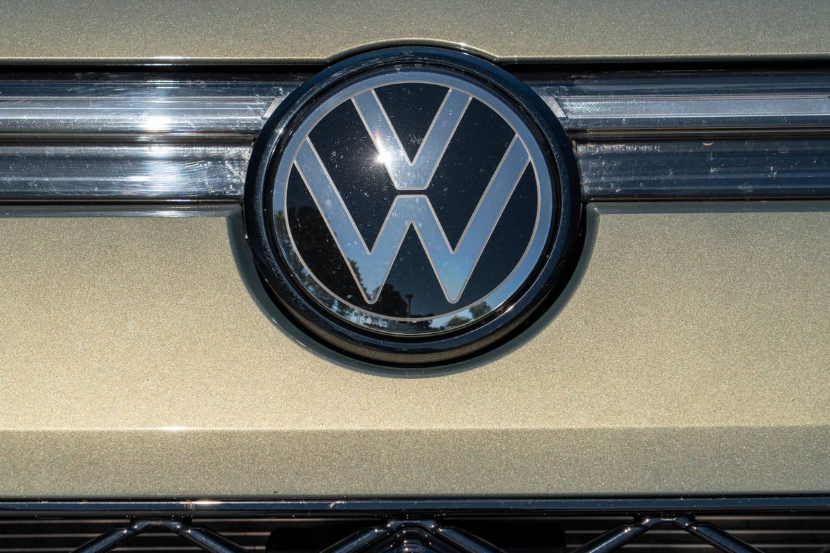 volkswagen tiguan sel r line turbo awd 2026 05 exterior badge detail jpg