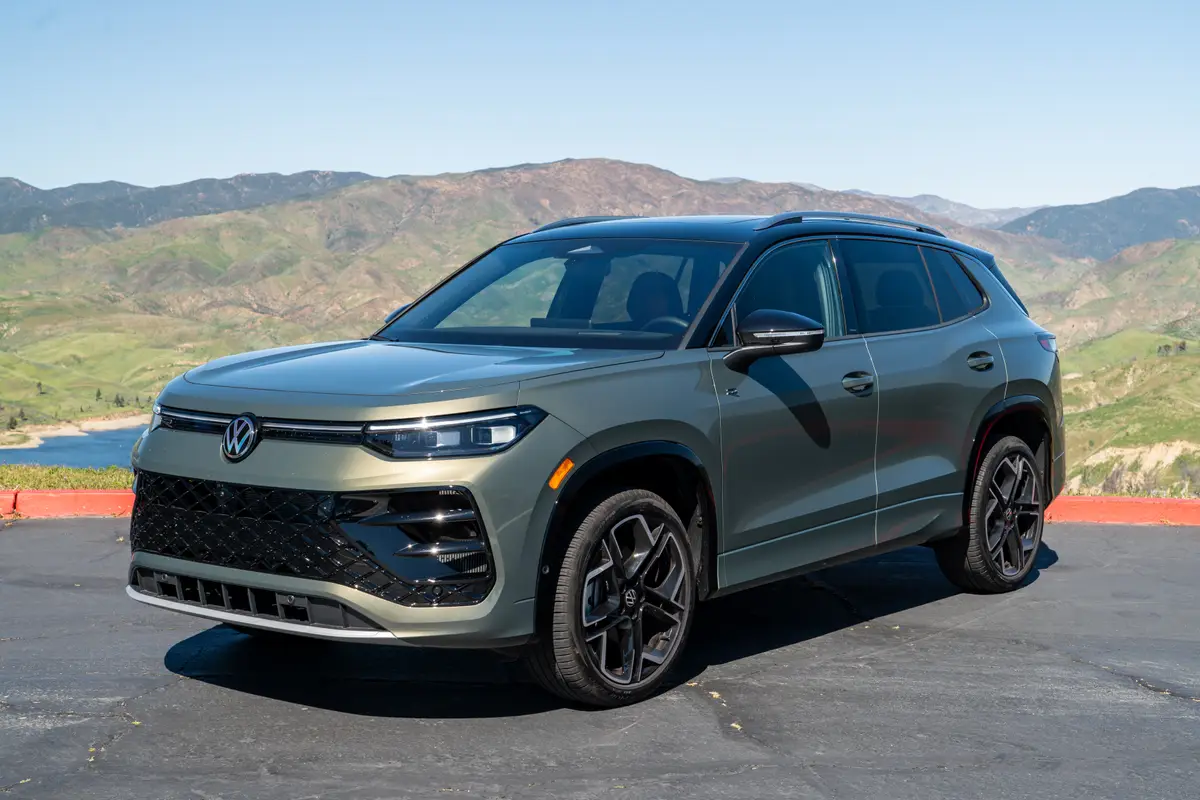 volkswagen tiguan sel r line turbo awd 2026 07 exterior front angle jpg