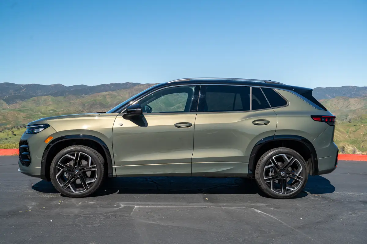 volkswagen tiguan sel r line turbo awd 2026 09 exterior profile jpg