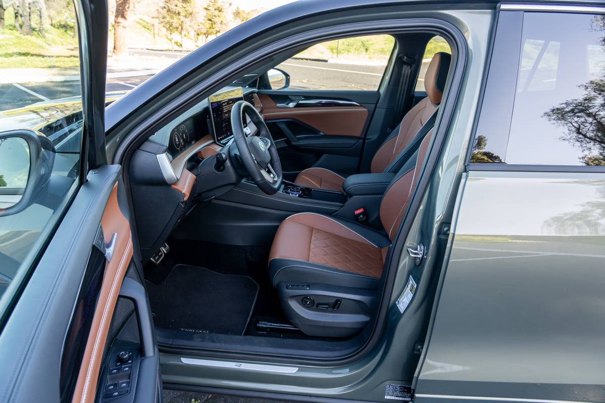 volkswagen tiguan sel r line turbo awd 2026 11 interior front row jpg