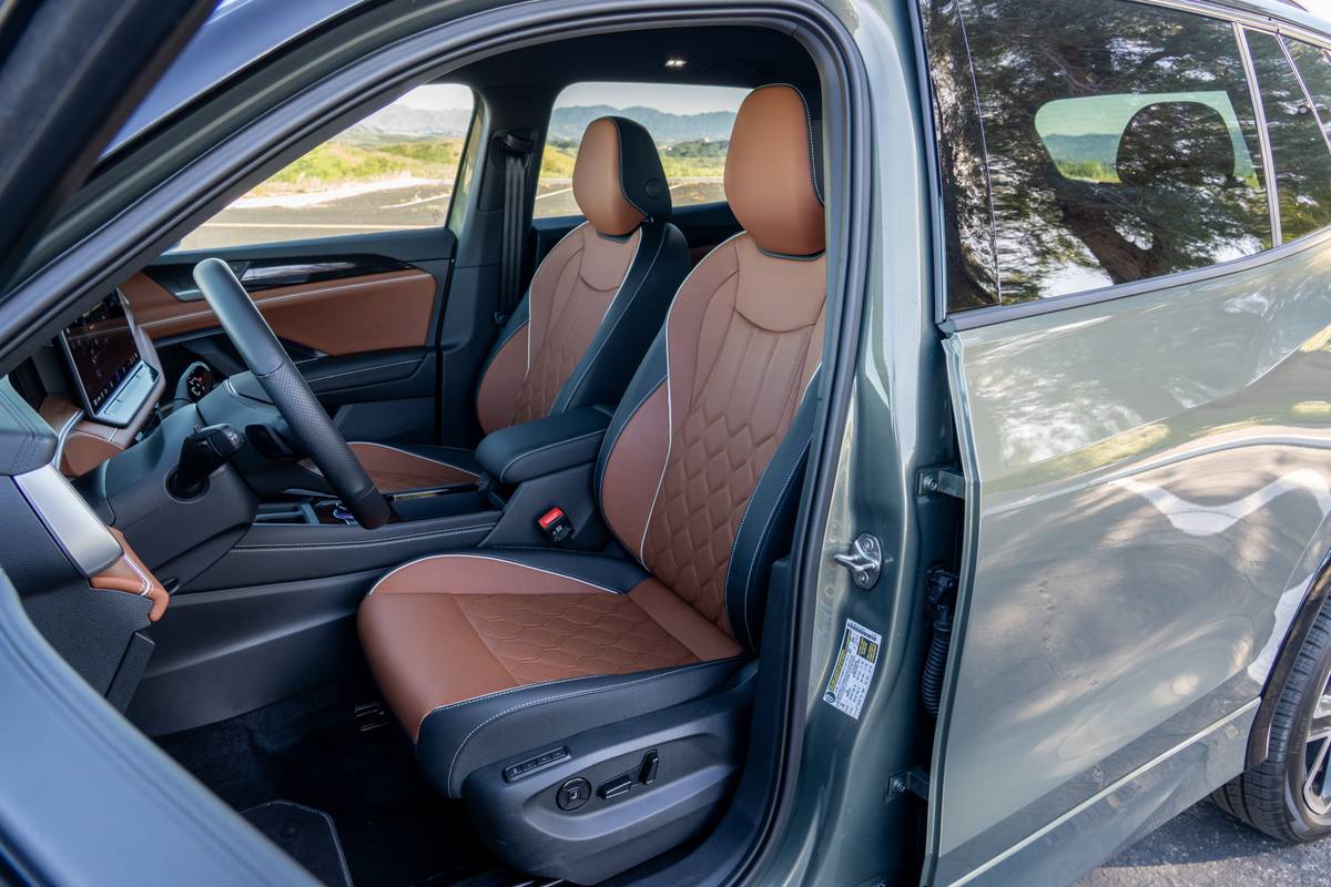 volkswagen tiguan sel r line turbo awd 2026 12 interior front row jpg