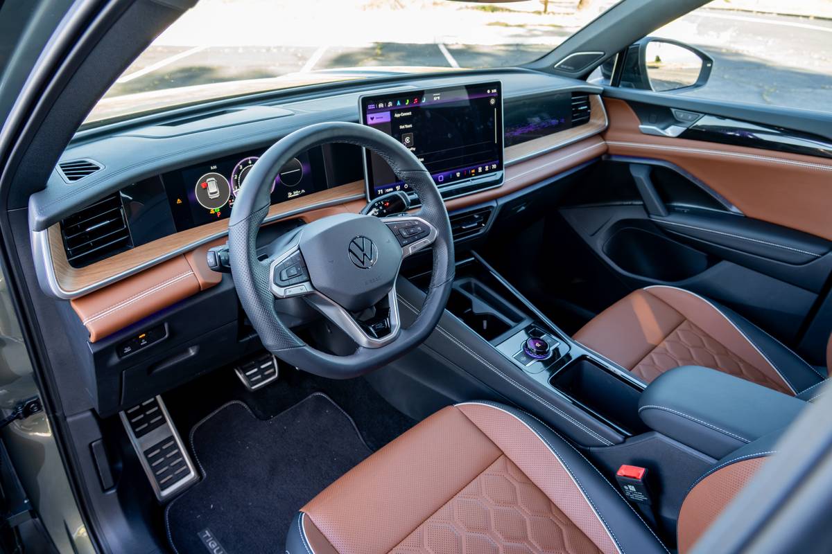 volkswagen tiguan sel r line turbo awd 2026 13 interior front row jpg