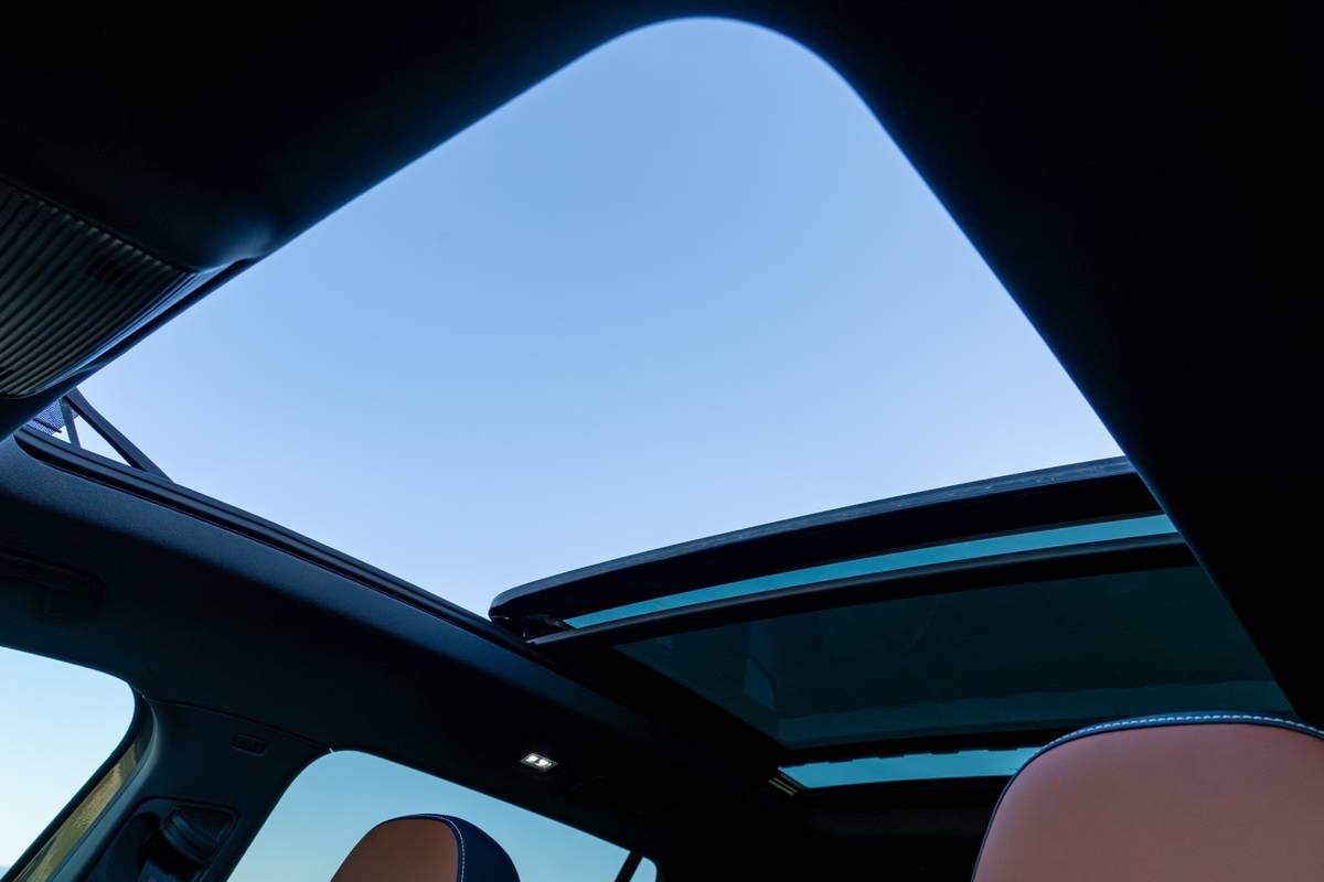 volkswagen tiguan sel r line turbo awd 2026 17 interior sunroof jpg