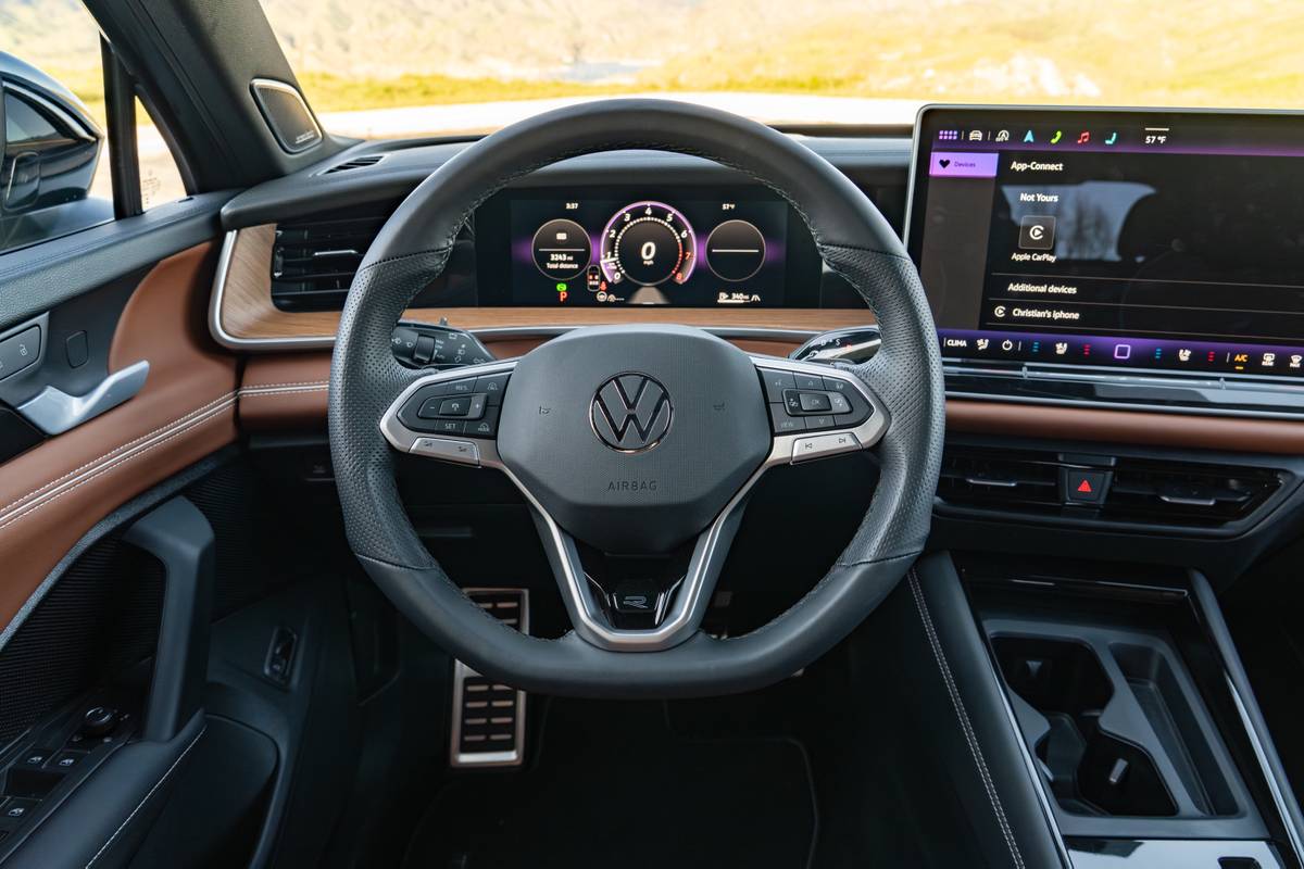 volkswagen tiguan sel r line turbo awd 2026 18 interior steering wheel jpg