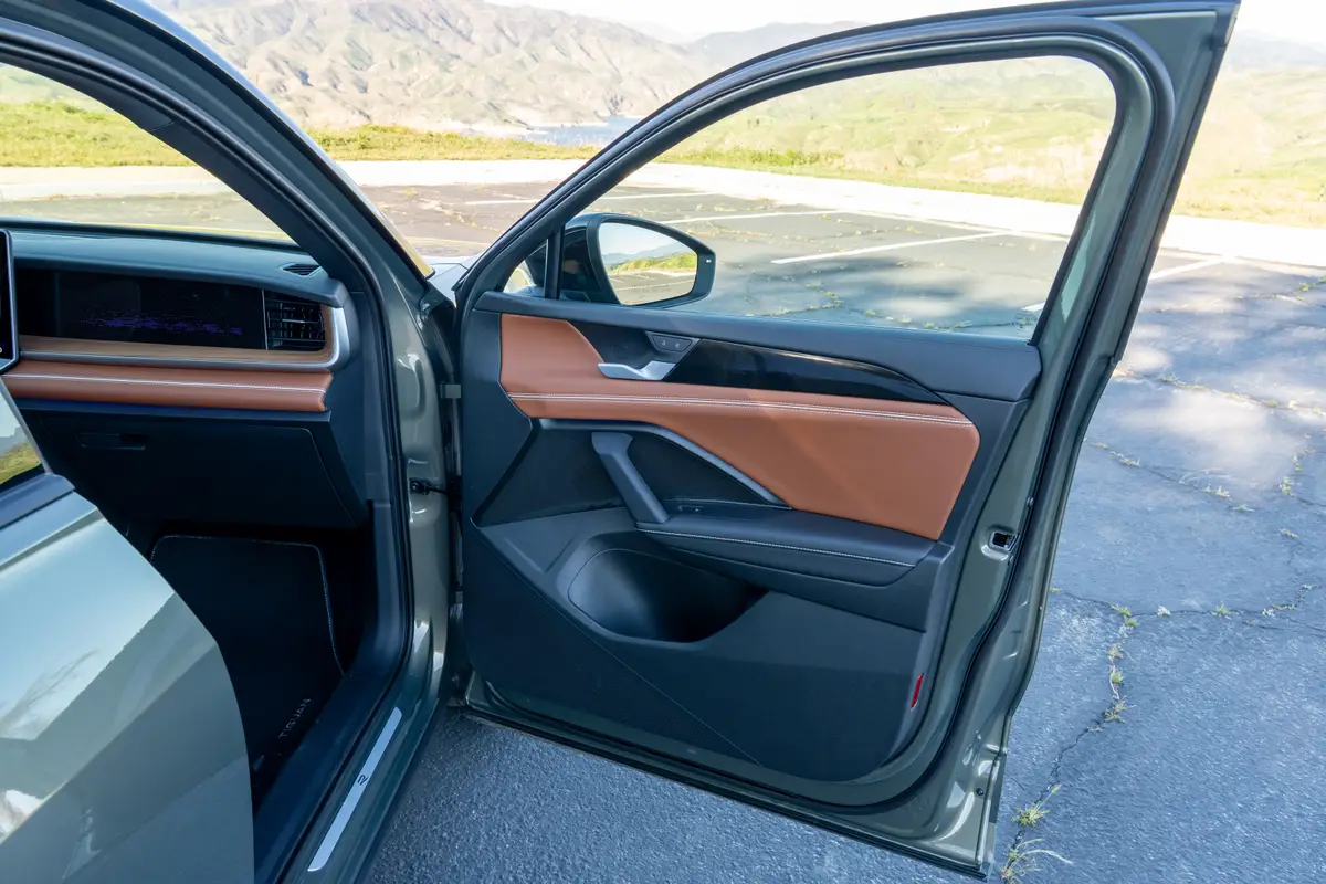 volkswagen tiguan sel r line turbo awd 2026 30 interior passenger door jpg