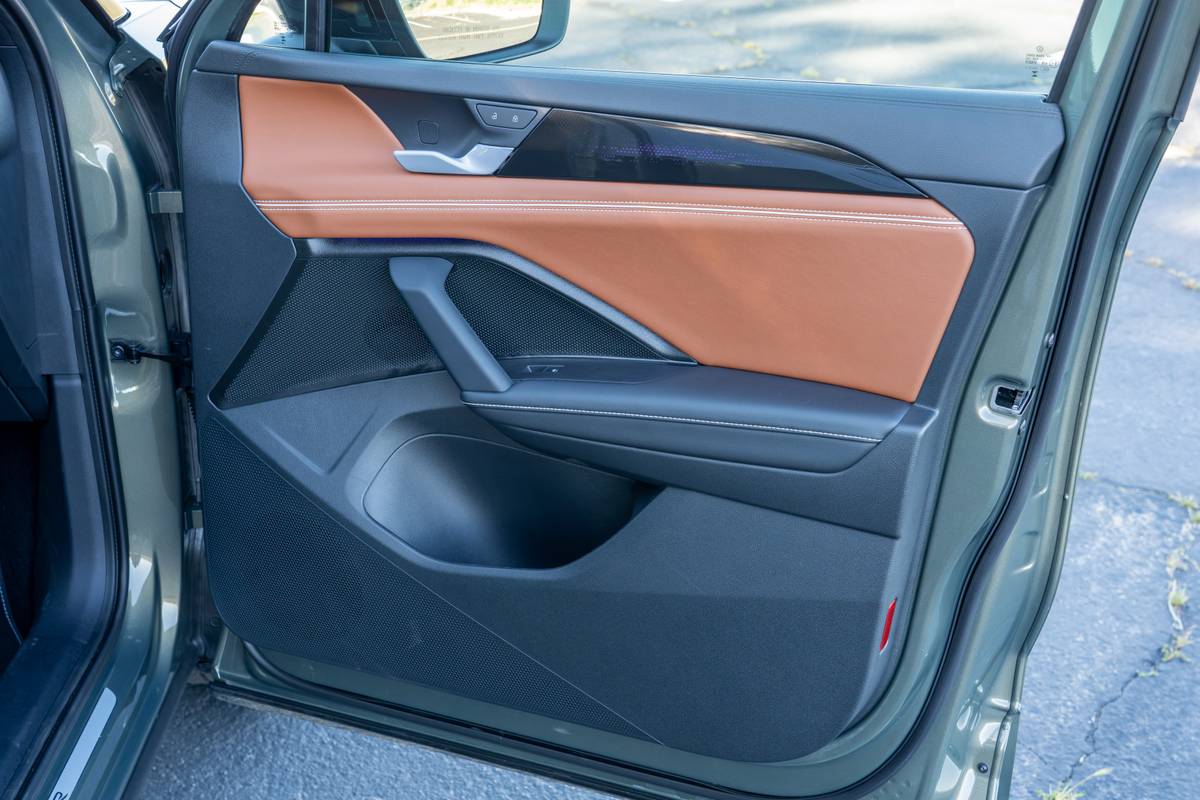 volkswagen tiguan sel r line turbo awd 2026 31 interior passenger door jpg