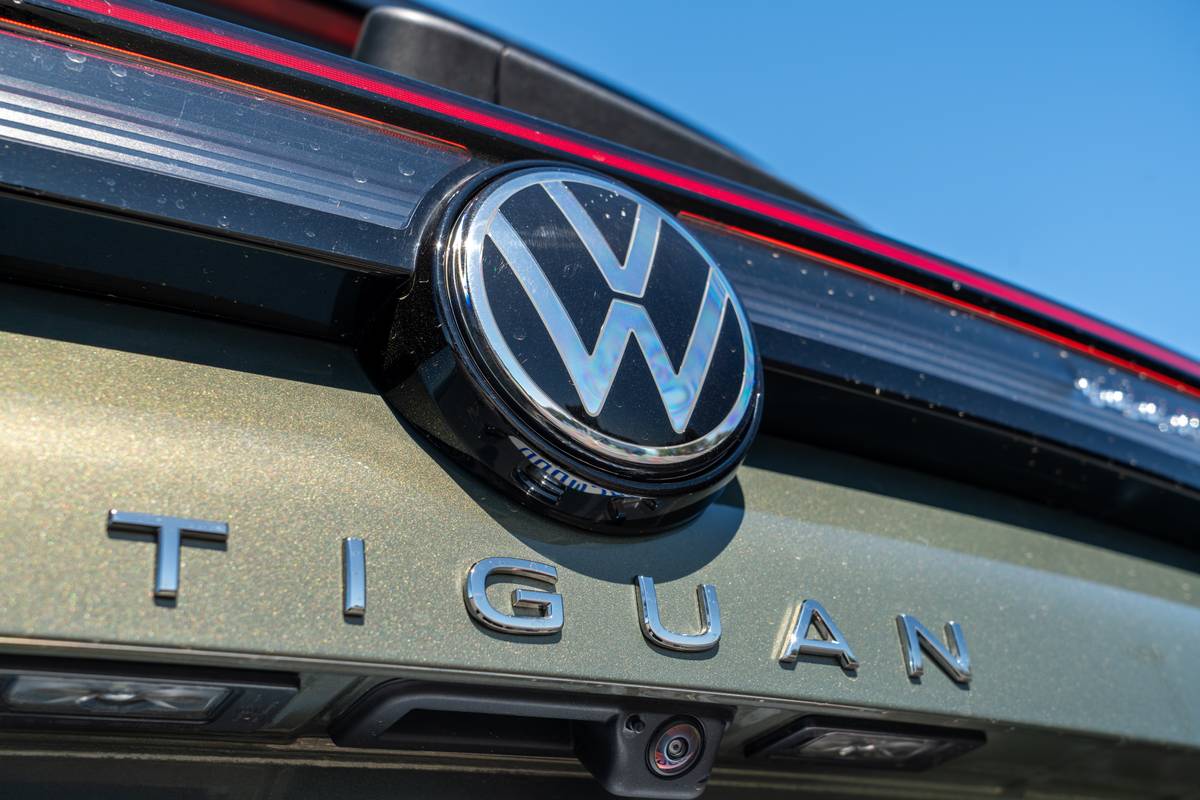 volkswagen tiguan sel r line turbo awd 2026 46 exterior badge detail jpg