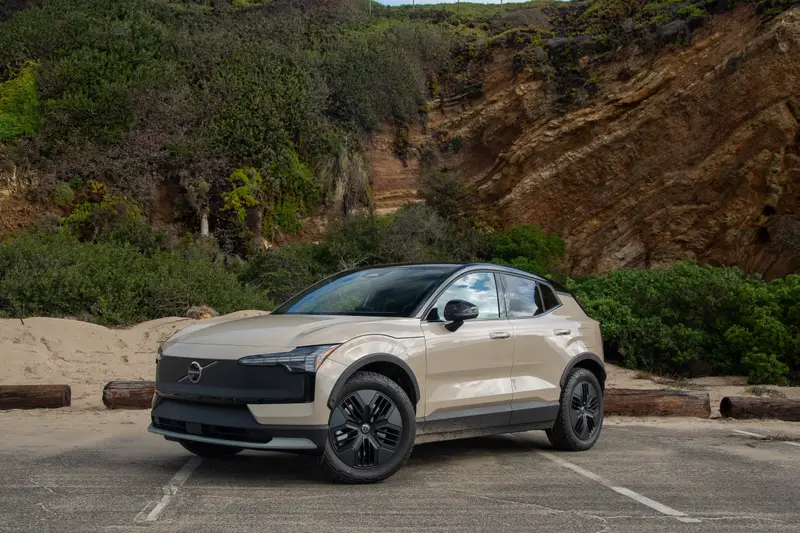 volvo-ex30-cross-country-2026-01-exterior-front-angle