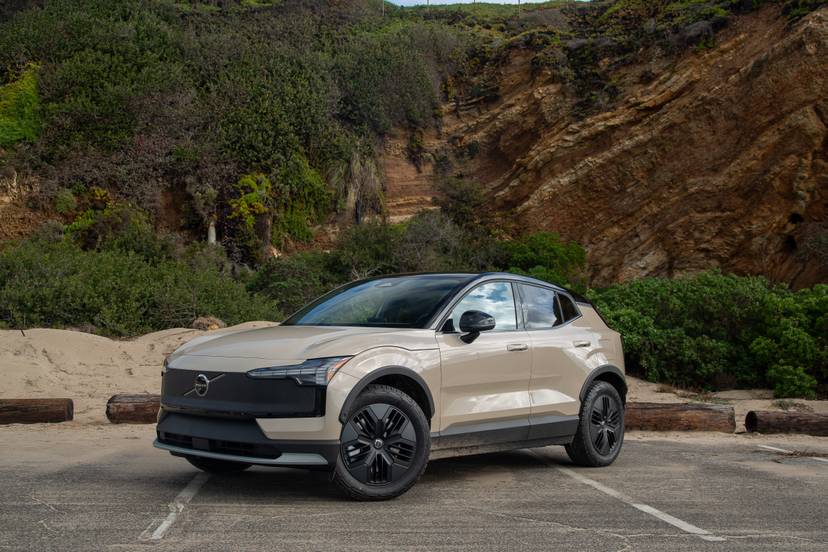 volvo-ex30-cross-country-2026-01-exterior-front-angle