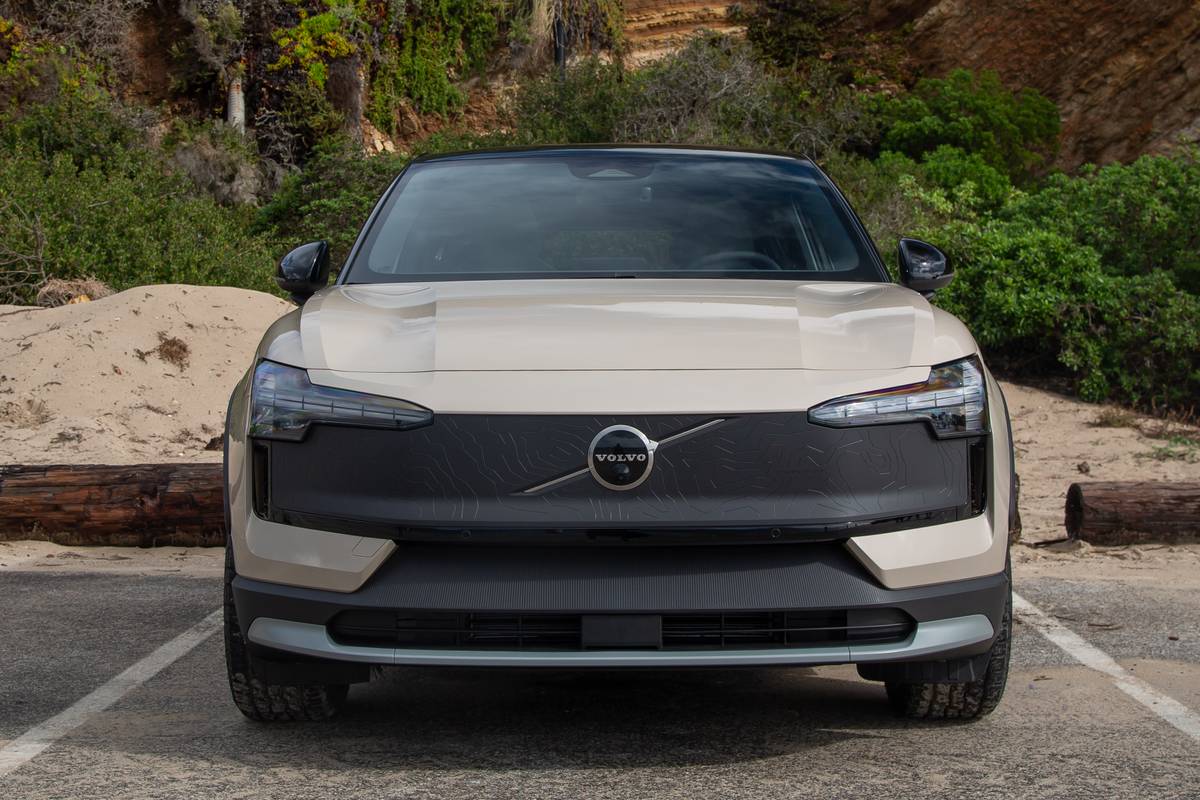 volvo ex30 cross country 2026 02 exterior front jpg