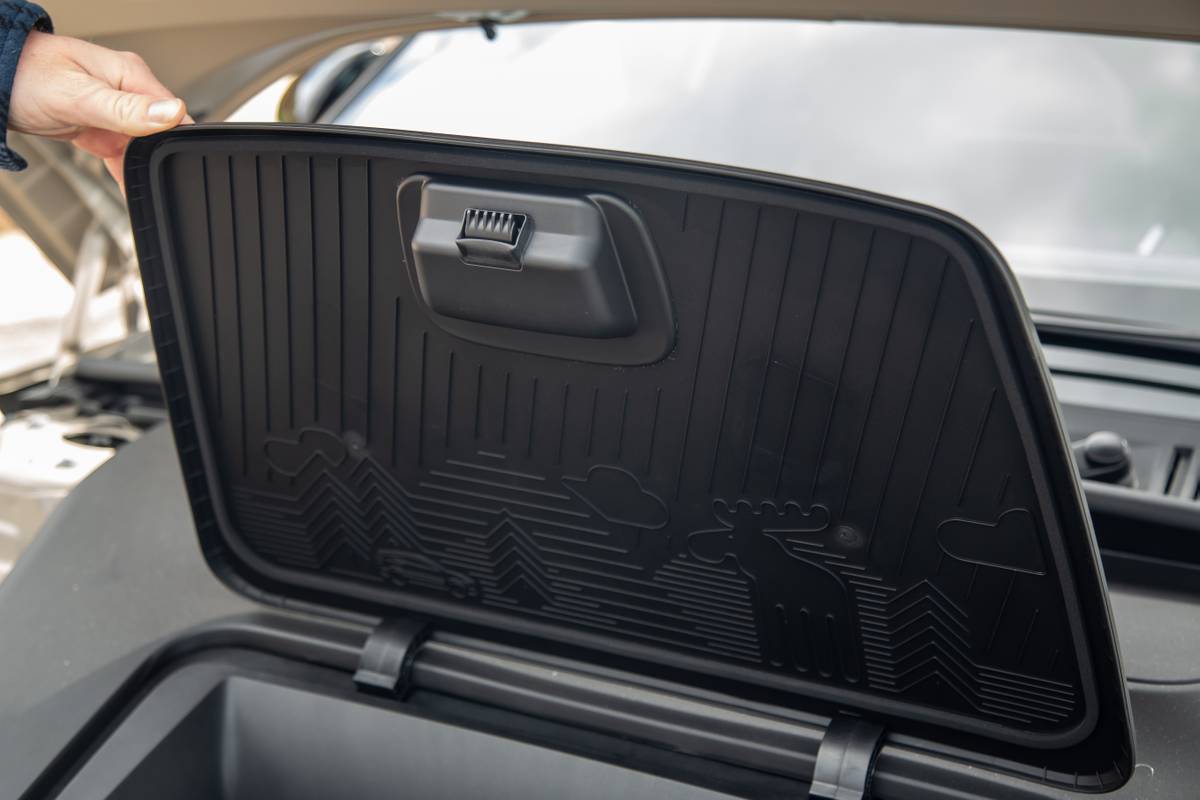 volvo ex30 cross country 2026 04 interior frunk jpg