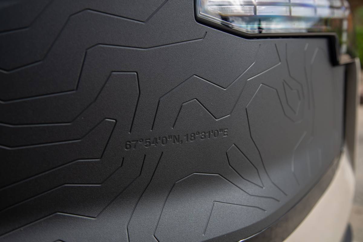 volvo ex30 cross country 2026 05 exterior front detail jpg