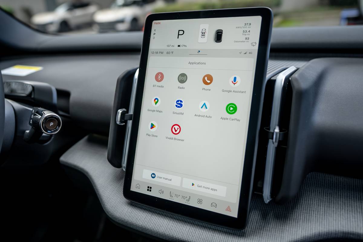 volvo ex30 cross country 2026 22 interior center stack display jpg