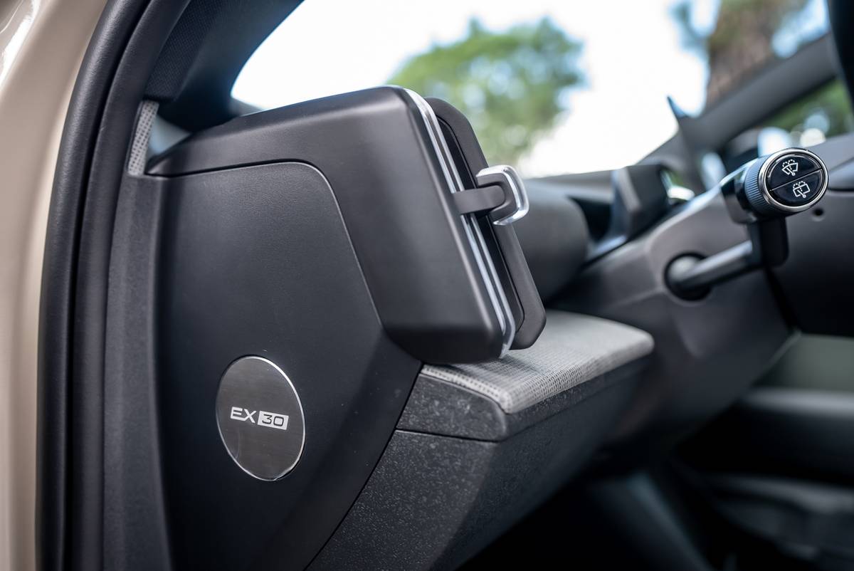 volvo ex30 cross country 2026 31 interior dashboard badge jpg