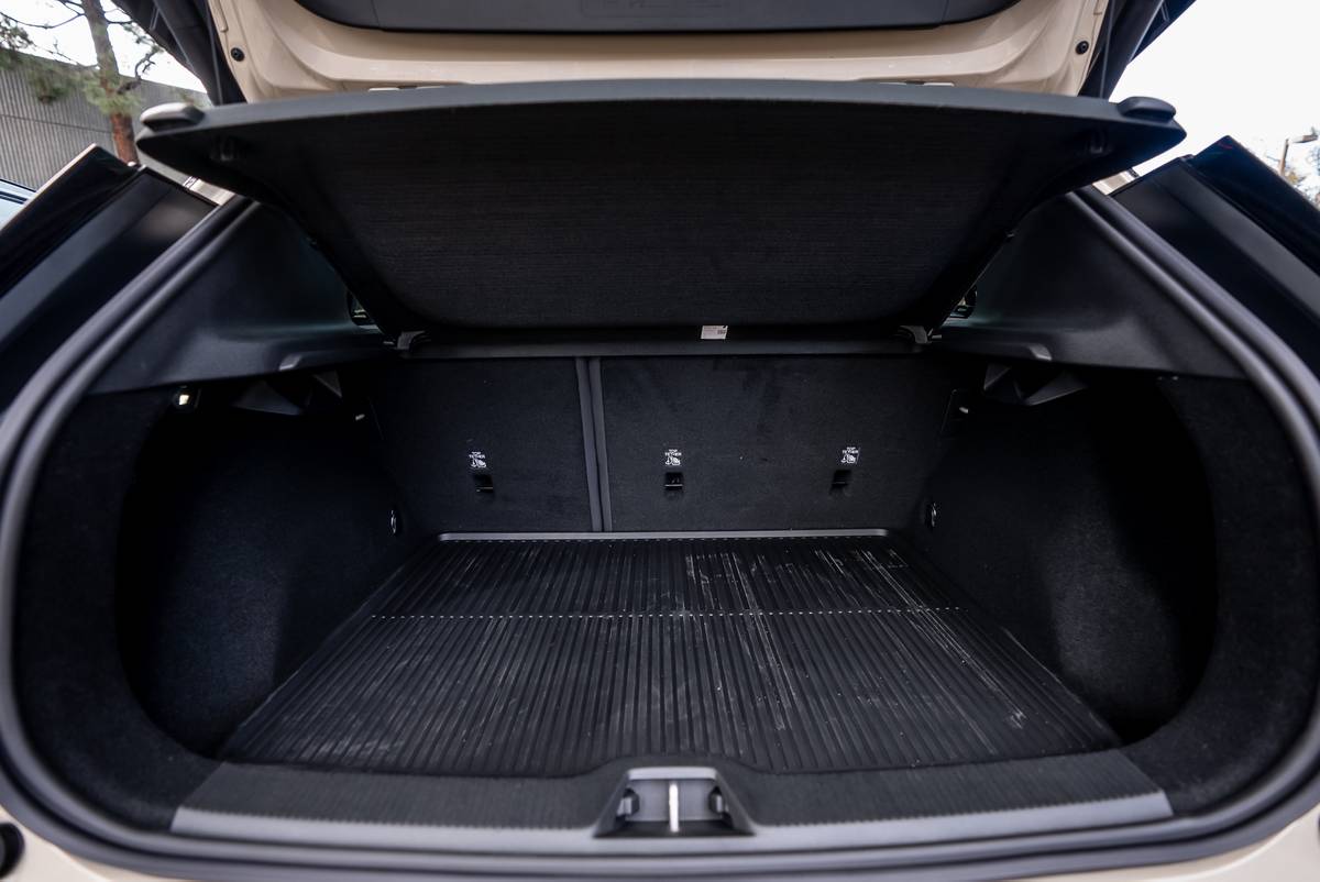 volvo ex30 cross country 2026 34 interior cargo jpg