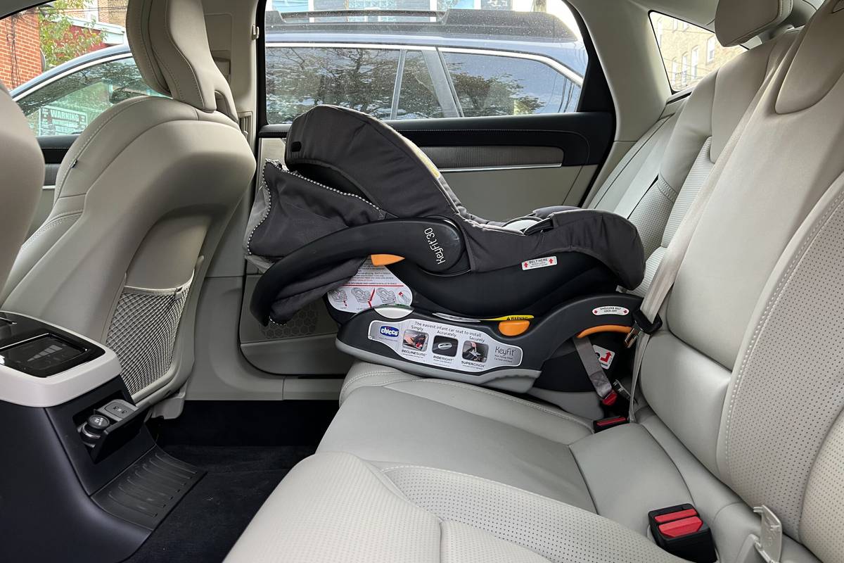 volvo-s90-recharge-2024-01-interior-backseat-car-seat