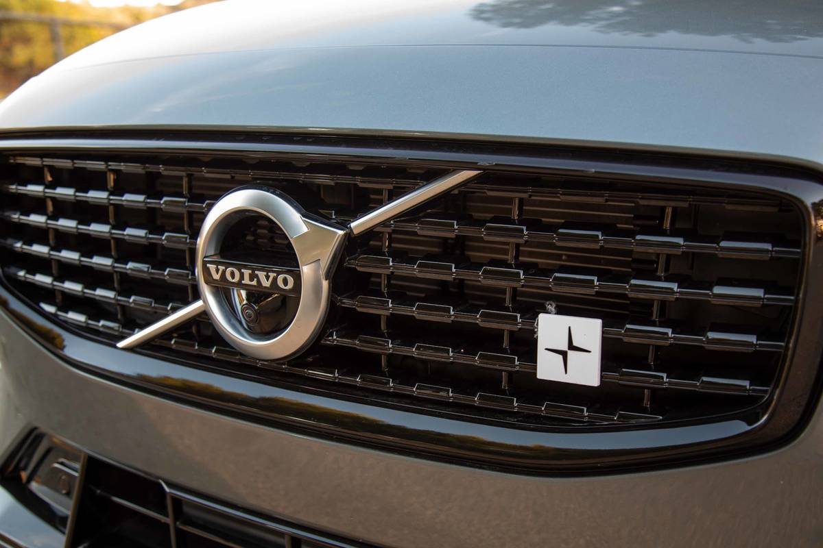 volvo-v60-t8-polestar-2020-03-badge--exterior--front--grille--silver.jpg