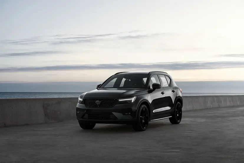 volvo-xc40-2026-01-exterior-front-angle-oem