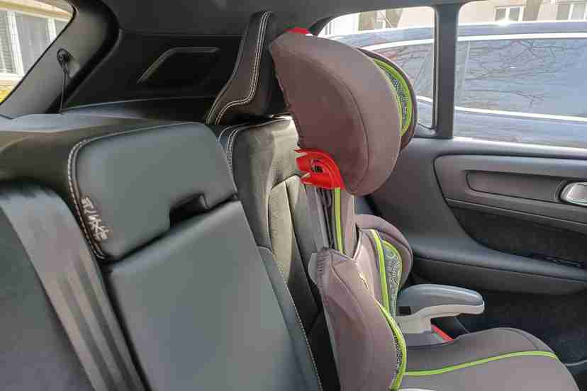 volvo-xc40-rechrage-2021-02-backseat-car-seat-check-interior