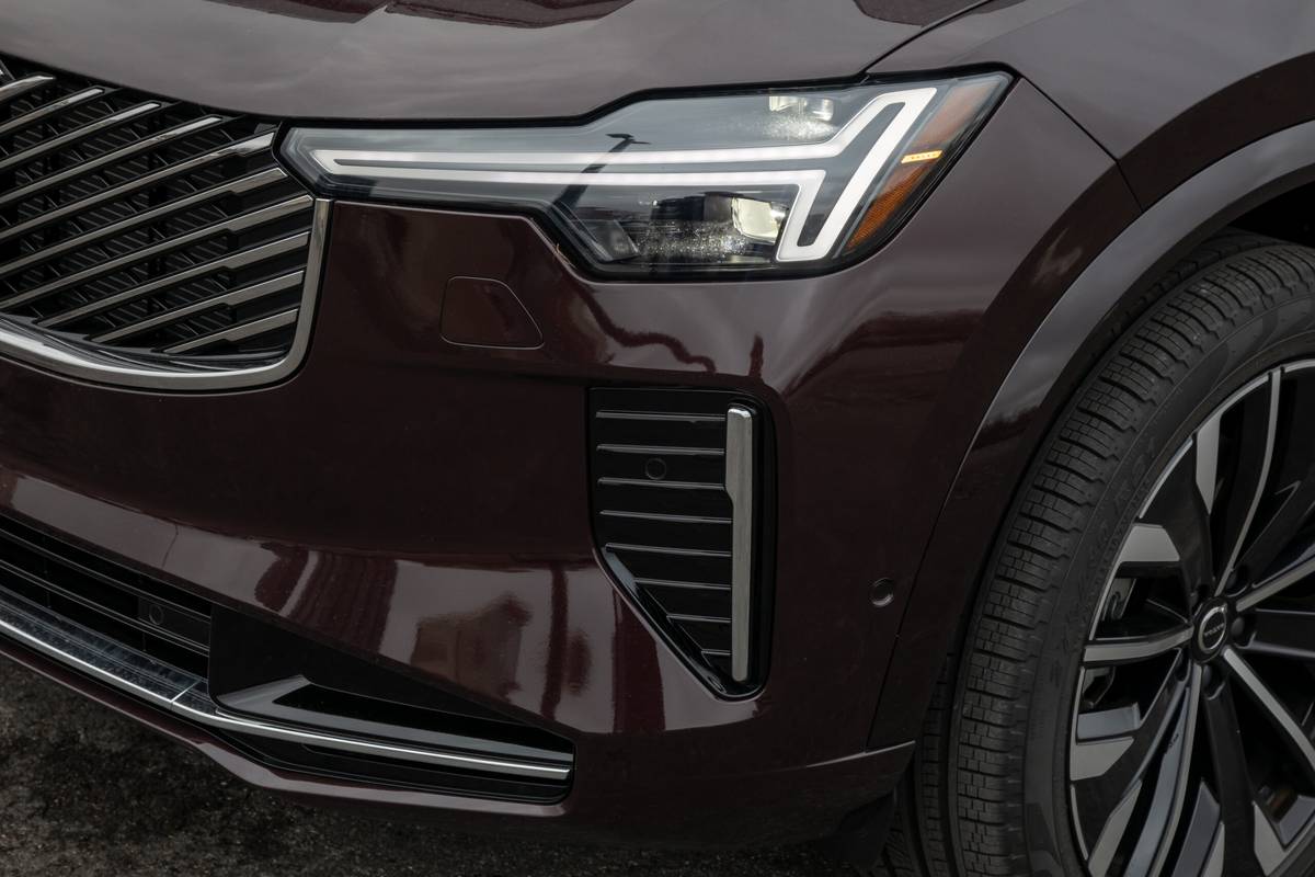 volvo xc90 hybrid 2025 04 exterior headlight scaled jpg