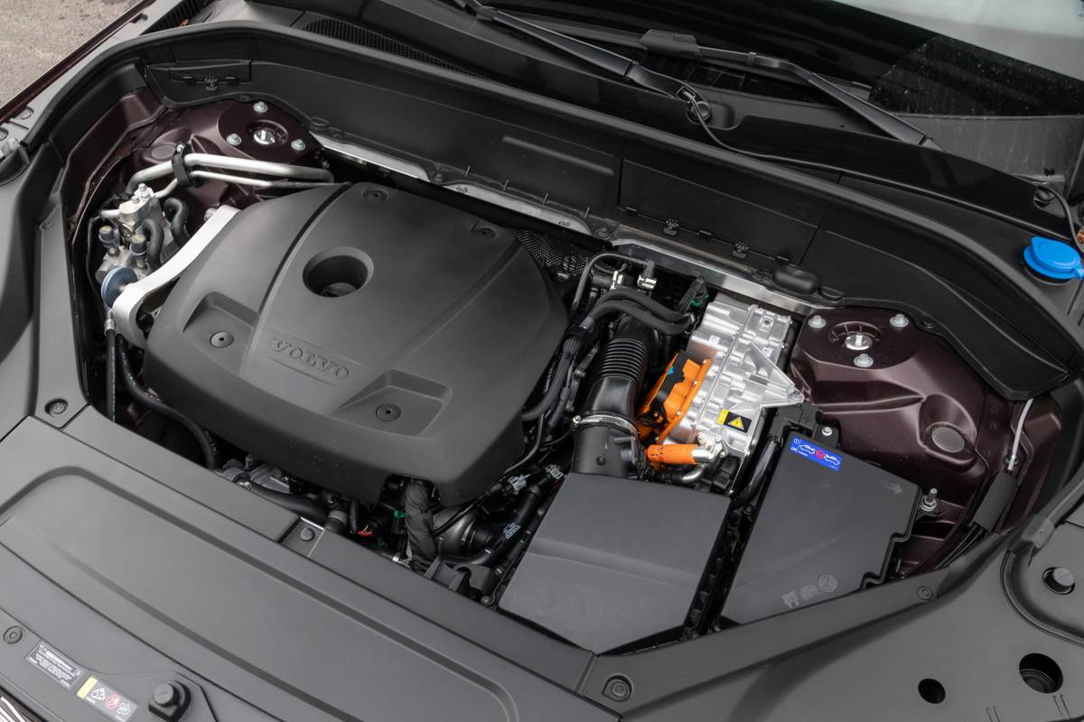 volvo xc90 hybrid 2025 12 interior engine scaled jpg