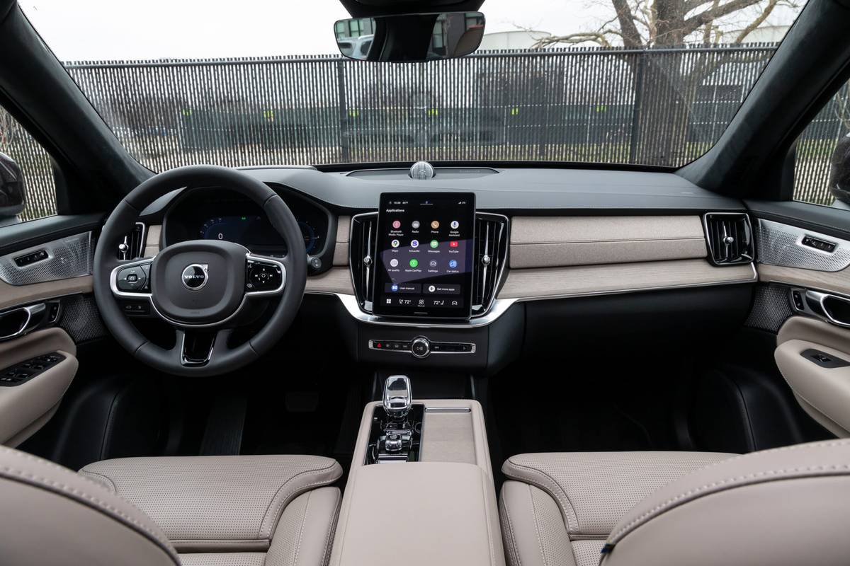 volvo xc90 hybrid 2025 14 interior front row scaled jpg
