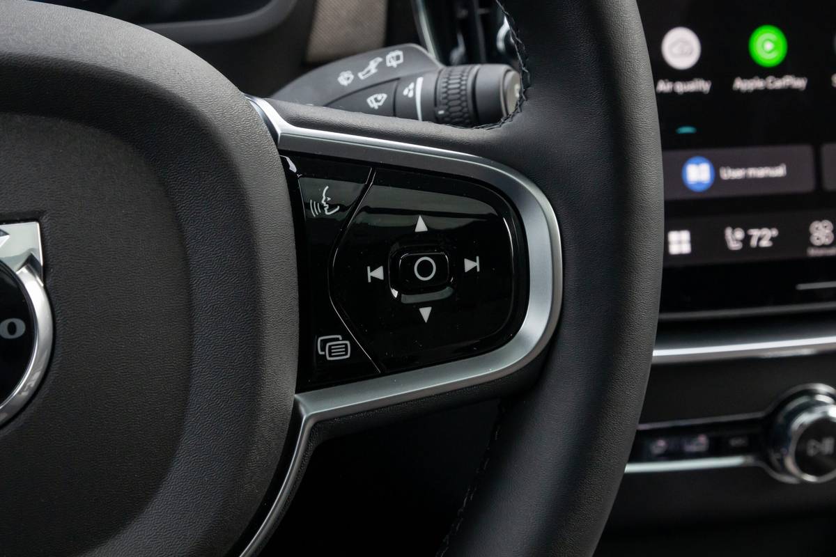 volvo xc90 hybrid 2025 23 interior steering wheel controls scaled jpg