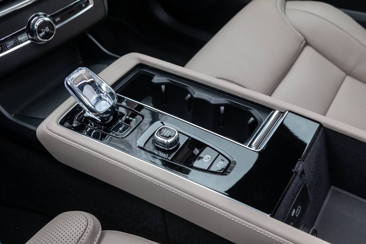 volvo xc90 hybrid 2025 28 interior center console scaled jpg