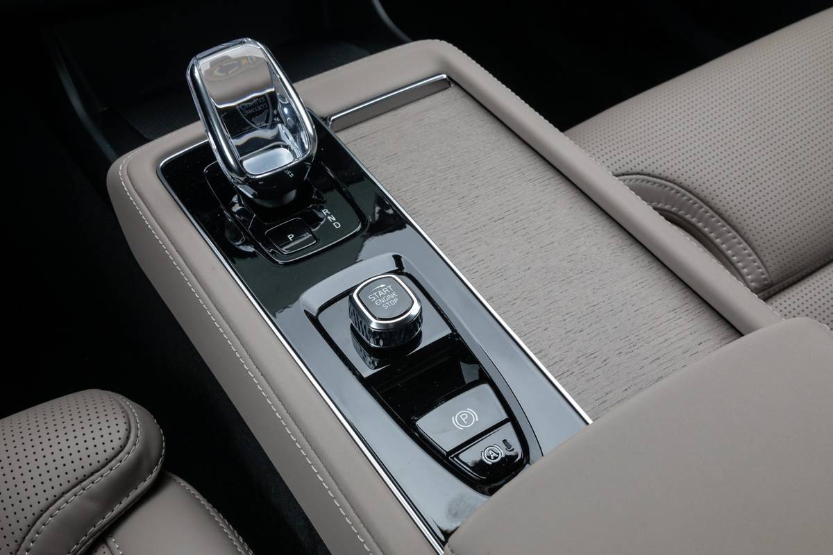volvo xc90 hybrid 2025 29 interior gearshift scaled jpg