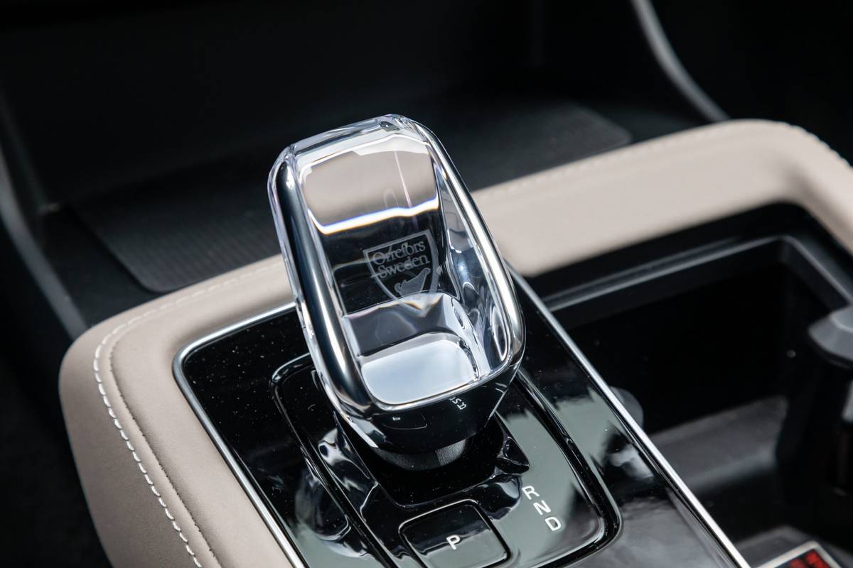 volvo xc90 hybrid 2025 30 interior gearshift scaled jpg