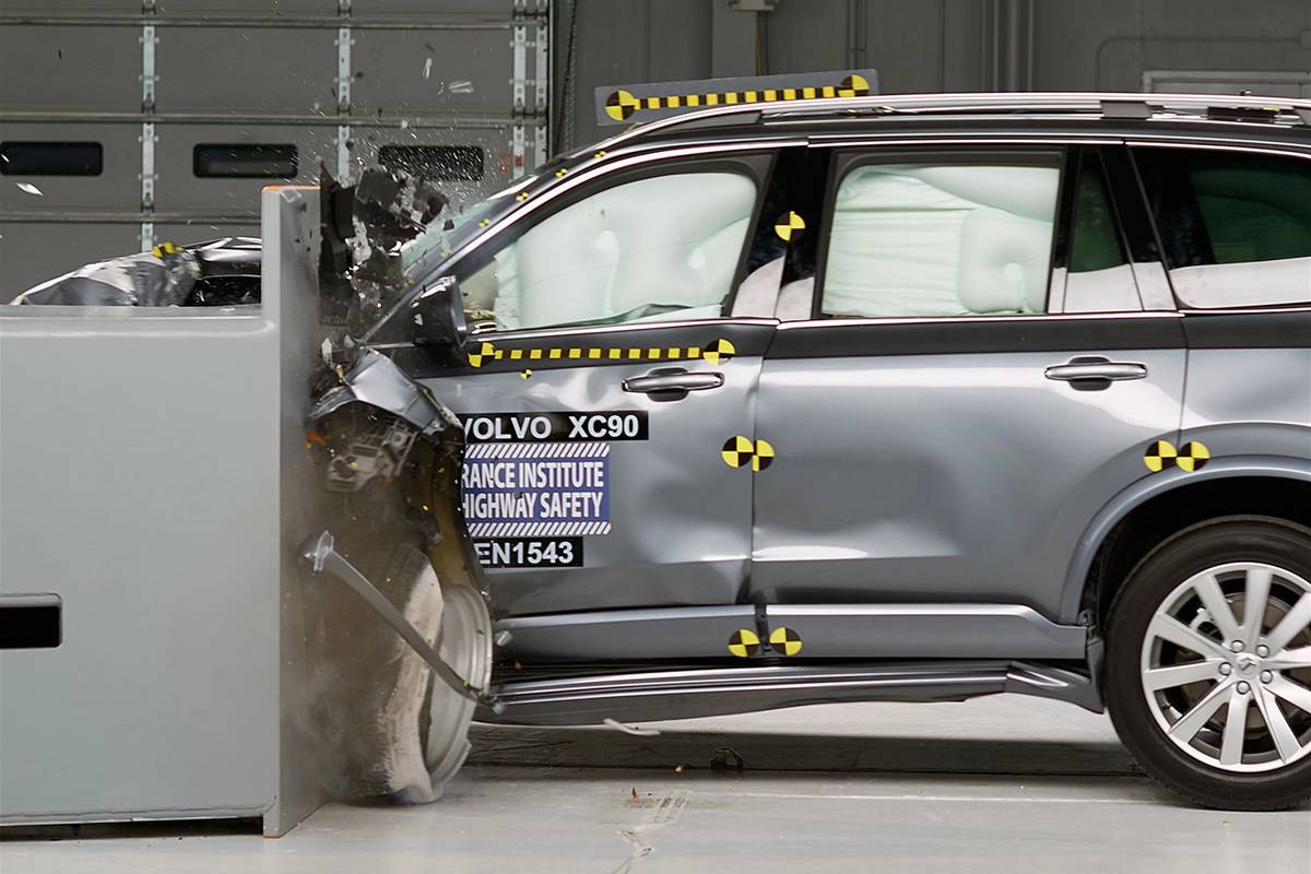 xc marks the safe spot 2020 volvo xc60 xc90 earn top safety ratings news cars com 2020 volvo xc60 xc90 earn top safety