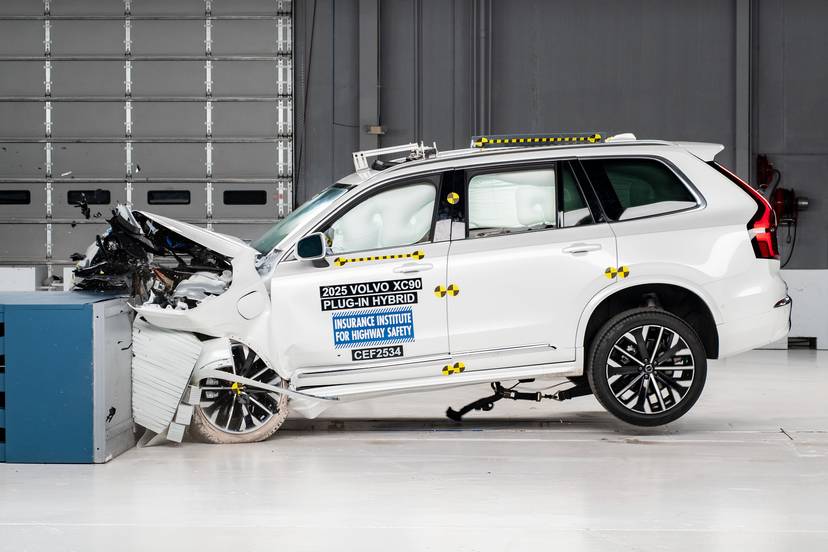 volvo-xc90-phev-2025-exterior-iihs-01