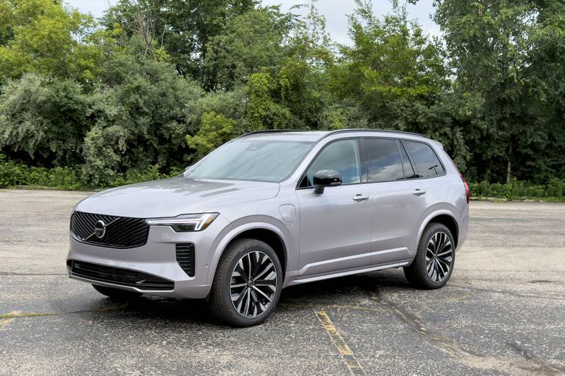 volvo-xc90-phev-2026-01-exterior-front-angle