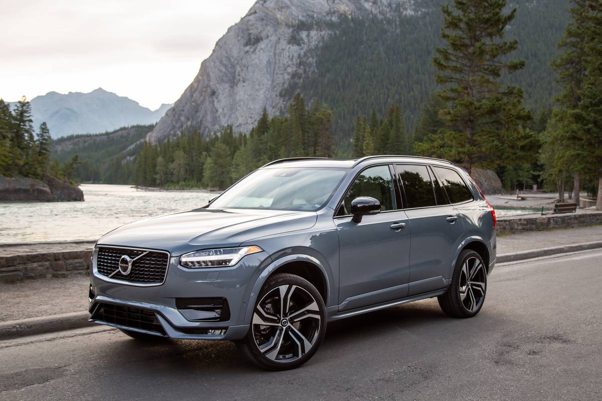 volvo-xc90-t6-r-design-2020-18-angle--blue--exterior--front--mountains--trees.jpg