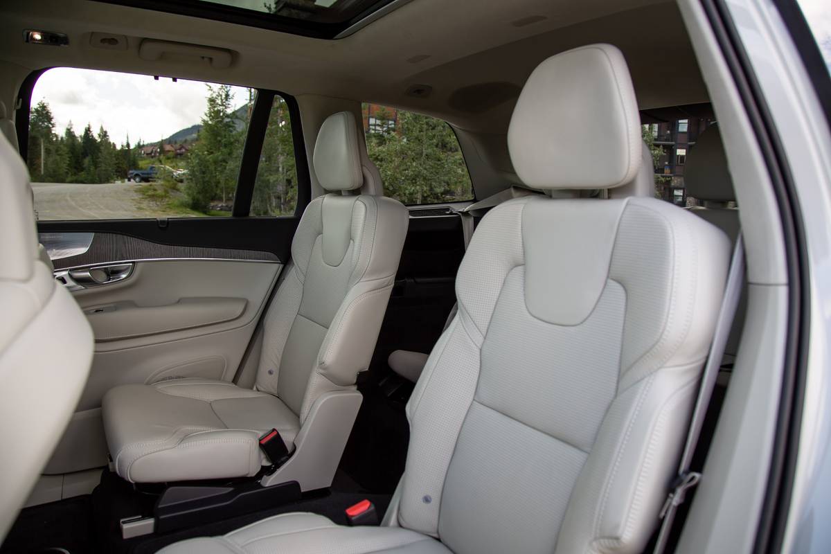 XC90 Adjusting the head restraints in the second seat row